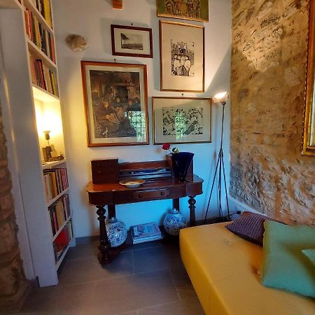 Stone holiday home in Fiano Pescaglia with private garden Loppeglia Esterno foto