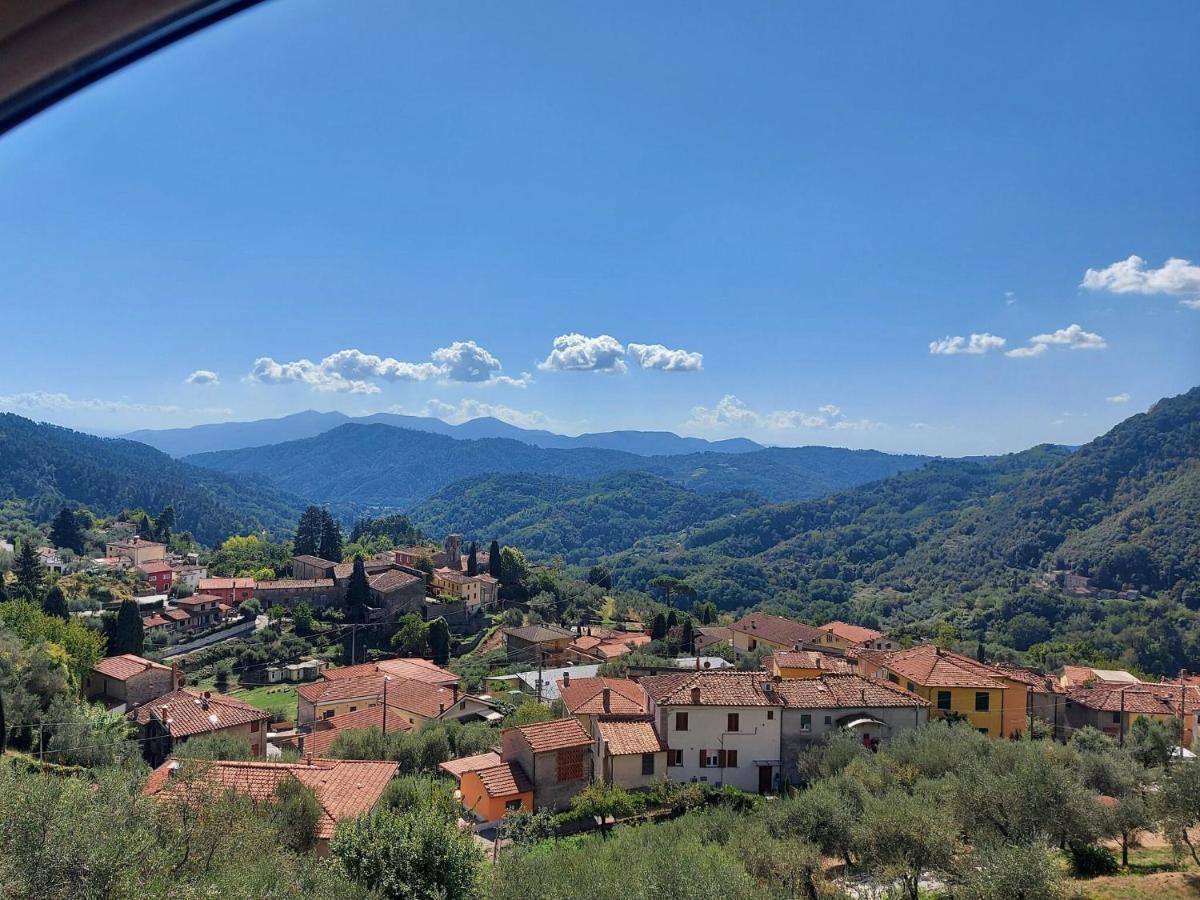 Stone holiday home in Fiano Pescaglia with private garden Loppeglia Esterno foto