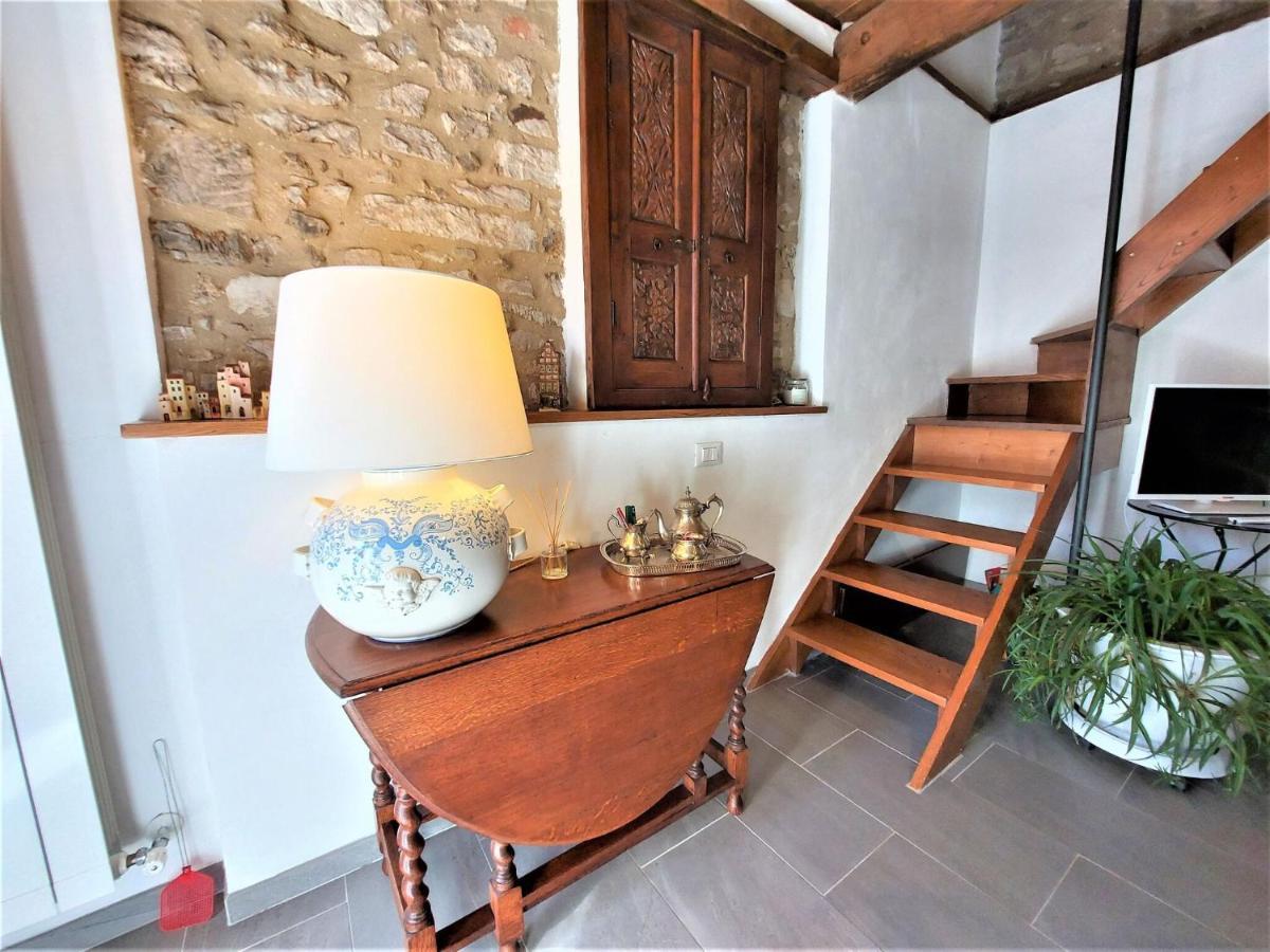 Stone holiday home in Fiano Pescaglia with private garden Loppeglia Esterno foto