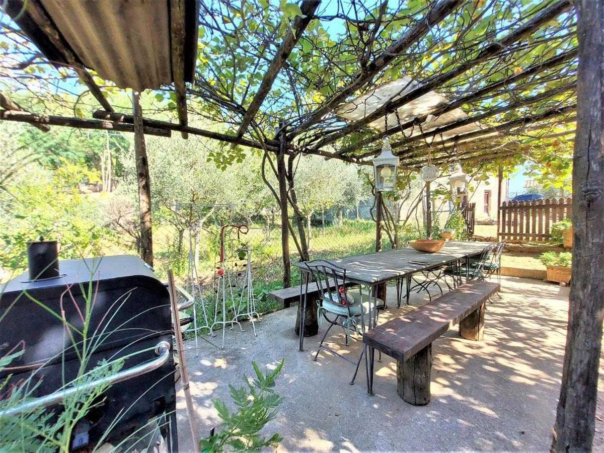 Stone holiday home in Fiano Pescaglia with private garden Loppeglia Esterno foto