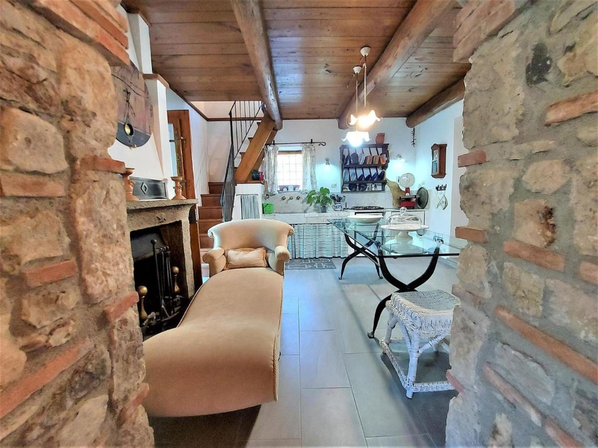 Stone holiday home in Fiano Pescaglia with private garden Loppeglia Esterno foto
