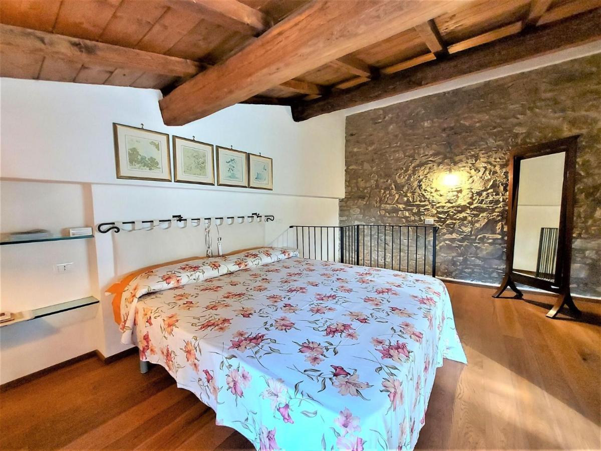 Stone holiday home in Fiano Pescaglia with private garden Loppeglia Esterno foto
