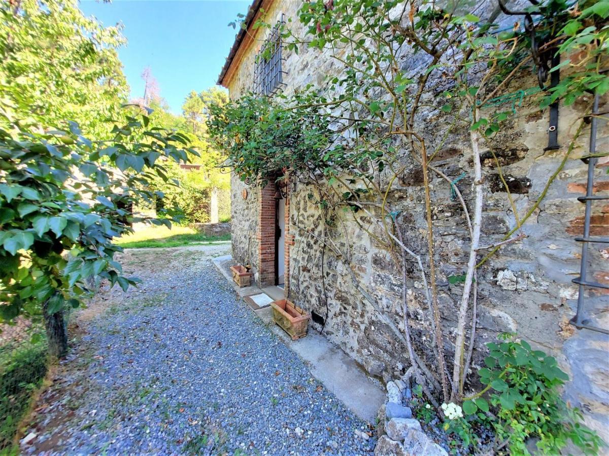 Stone holiday home in Fiano Pescaglia with private garden Loppeglia Esterno foto