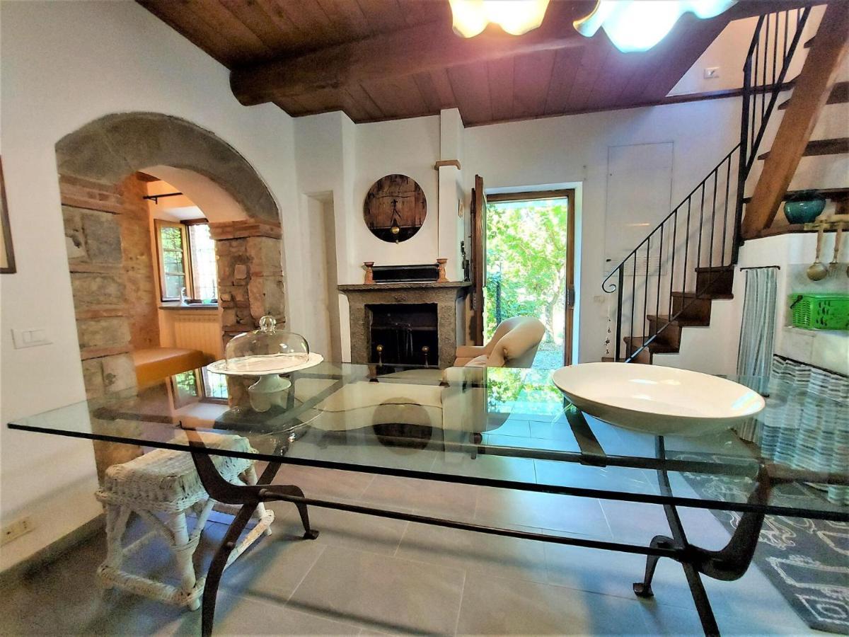 Stone holiday home in Fiano Pescaglia with private garden Loppeglia Esterno foto