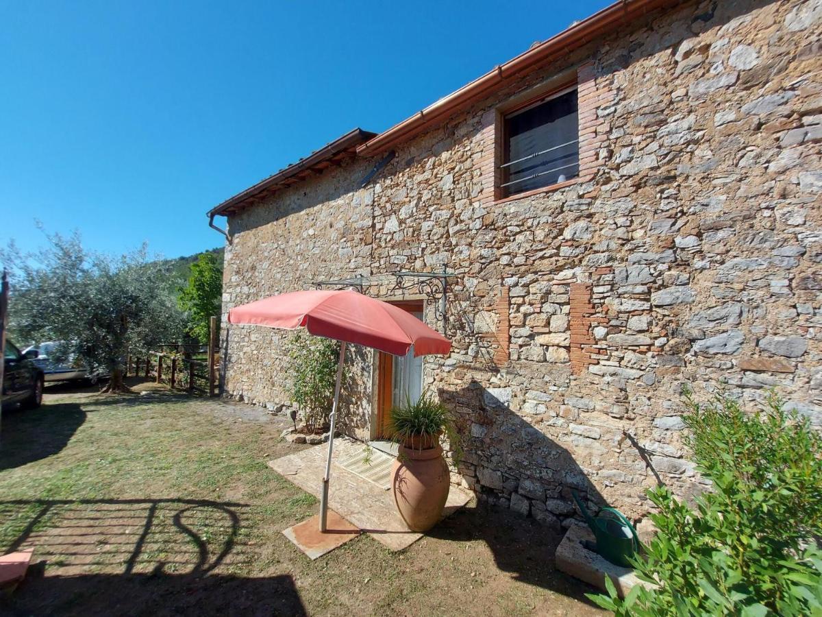 Stone holiday home in Fiano Pescaglia with private garden Loppeglia Esterno foto