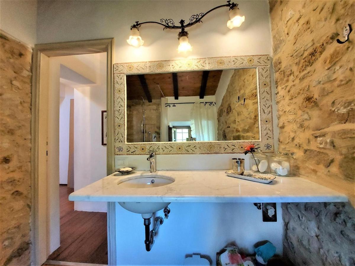 Stone holiday home in Fiano Pescaglia with private garden Loppeglia Esterno foto