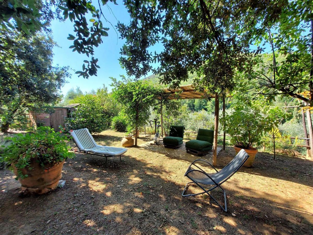 Stone holiday home in Fiano Pescaglia with private garden Loppeglia Esterno foto